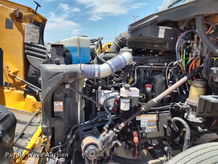 image for item LU9113 2019 Peterbilt 579  semi truck