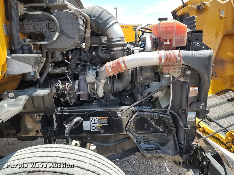 image for item LU9113 2019 Peterbilt 579  semi truck