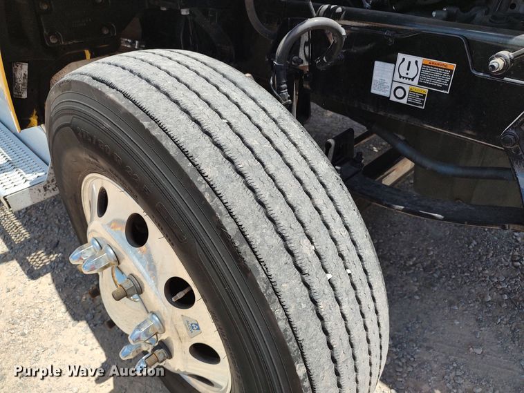 image for item LU9113 2019 Peterbilt 579  semi truck