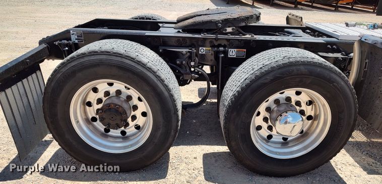 image for item LU9113 2019 Peterbilt 579  semi truck