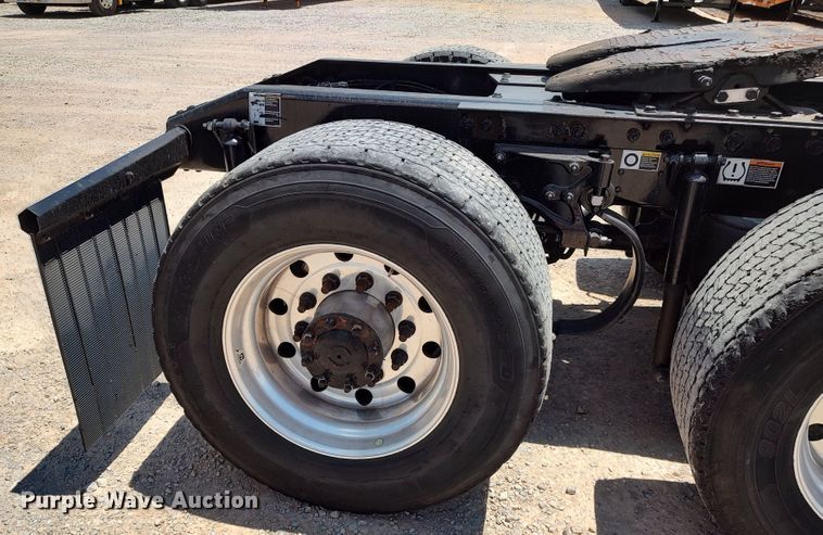 image for item LU9113 2019 Peterbilt 579  semi truck