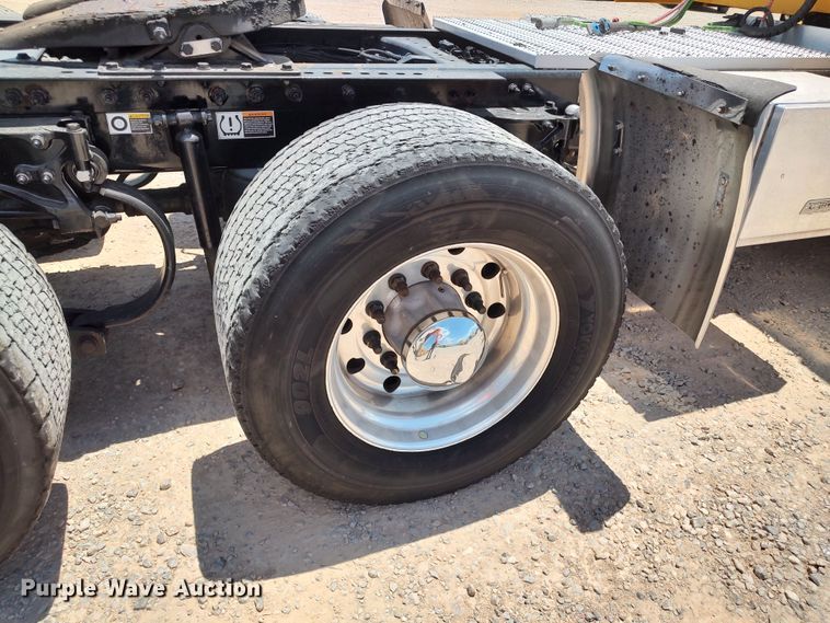 image for item LU9113 2019 Peterbilt 579  semi truck