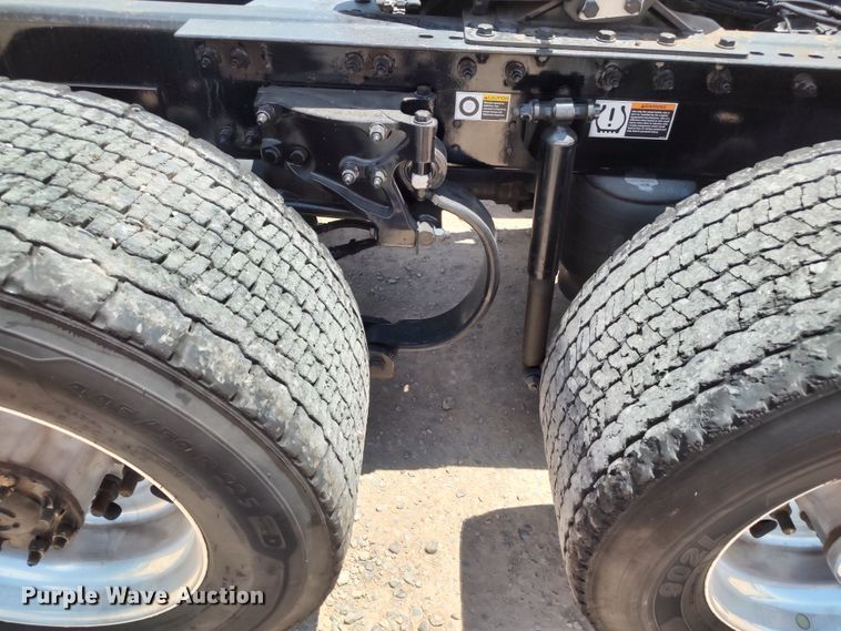 image for item LU9113 2019 Peterbilt 579  semi truck