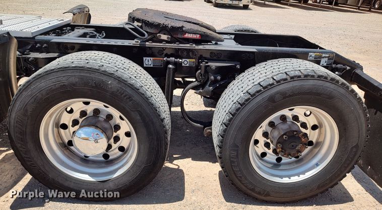 image for item LU9113 2019 Peterbilt 579  semi truck