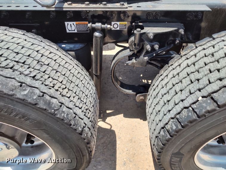 image for item LU9113 2019 Peterbilt 579  semi truck