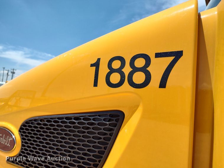 image for item LU9113 2019 Peterbilt 579  semi truck