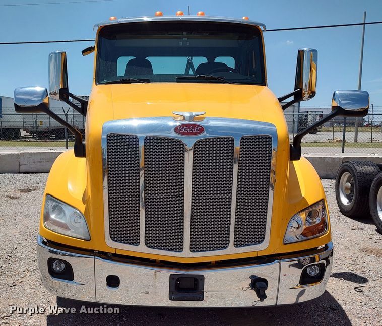image for item LU9114 2016 Peterbilt 579  semi truck