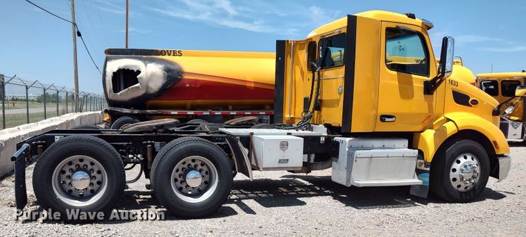 image for item LU9114 2016 Peterbilt 579  semi truck