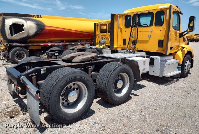 image for item LU9114 2016 Peterbilt 579  semi truck