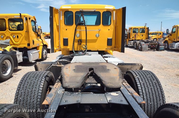 image for item LU9114 2016 Peterbilt 579  semi truck