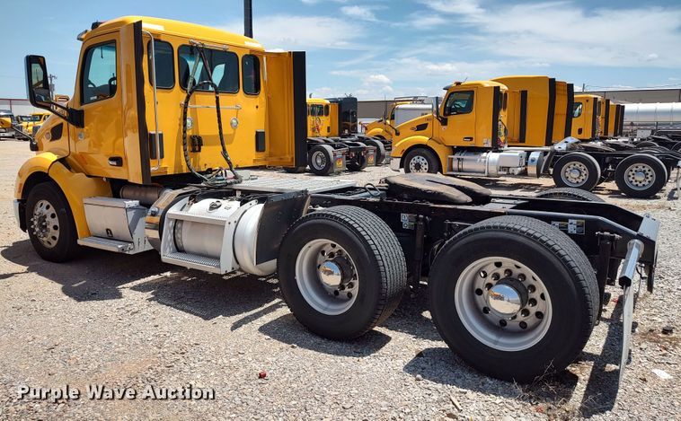 image for item LU9114 2016 Peterbilt 579  semi truck