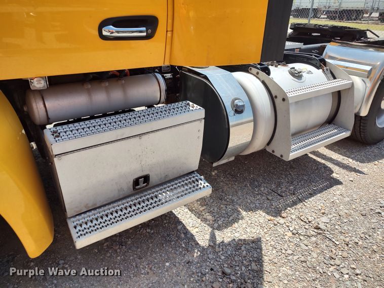 image for item LU9114 2016 Peterbilt 579  semi truck