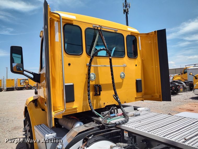 image for item LU9114 2016 Peterbilt 579  semi truck