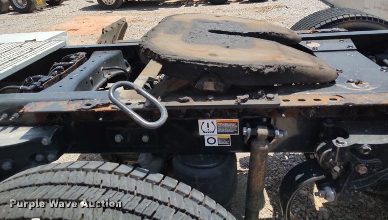 image for item LU9114 2016 Peterbilt 579  semi truck