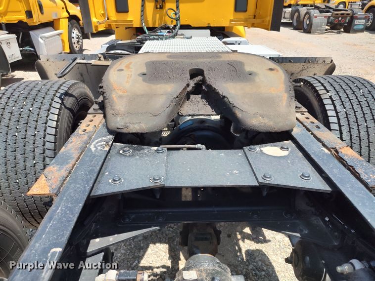 image for item LU9114 2016 Peterbilt 579  semi truck