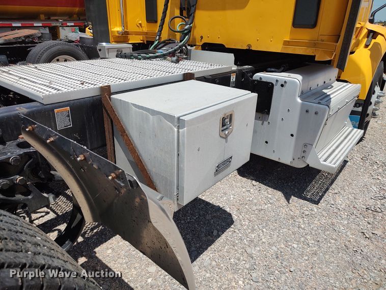 image for item LU9114 2016 Peterbilt 579  semi truck