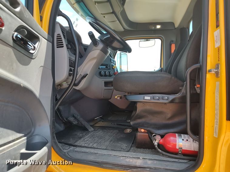 image for item LU9114 2016 Peterbilt 579  semi truck