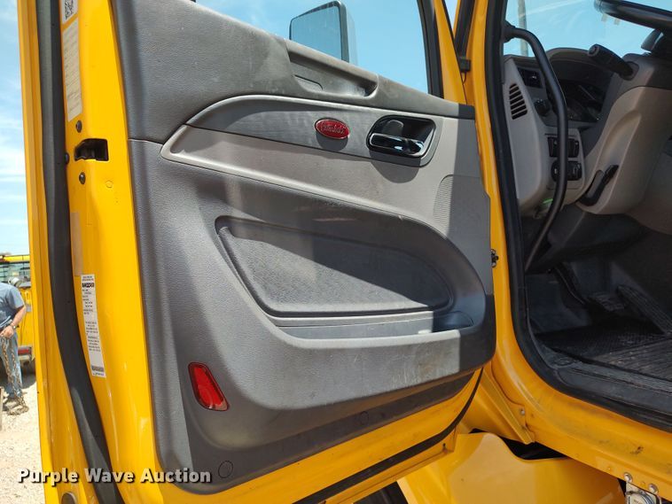 image for item LU9114 2016 Peterbilt 579  semi truck