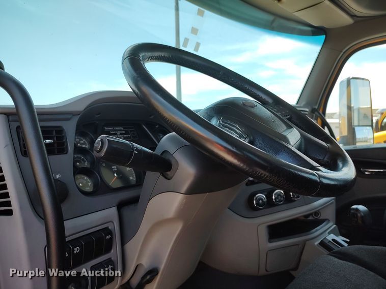 image for item LU9114 2016 Peterbilt 579  semi truck