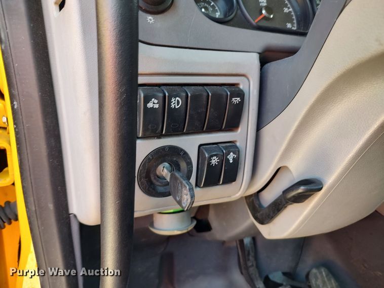 image for item LU9114 2016 Peterbilt 579  semi truck