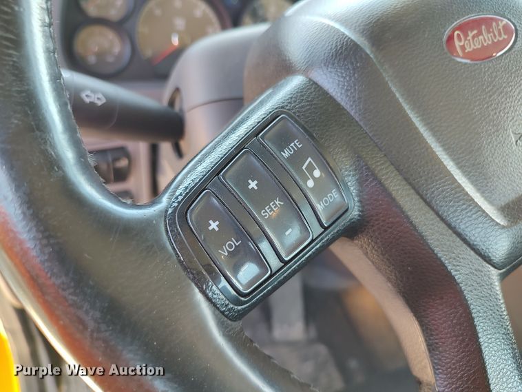 image for item LU9114 2016 Peterbilt 579  semi truck