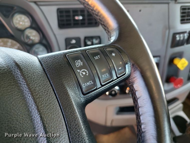 image for item LU9114 2016 Peterbilt 579  semi truck