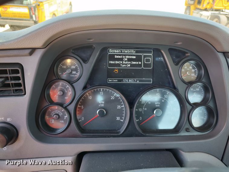 image for item LU9114 2016 Peterbilt 579  semi truck