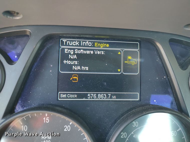 image for item LU9114 2016 Peterbilt 579  semi truck