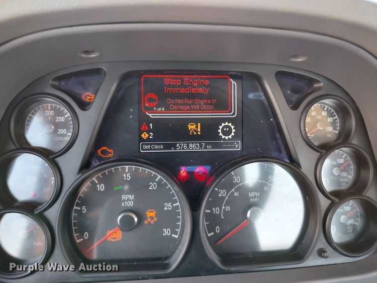 image for item LU9114 2016 Peterbilt 579  semi truck