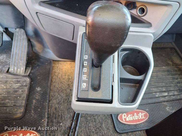 image for item LU9114 2016 Peterbilt 579  semi truck