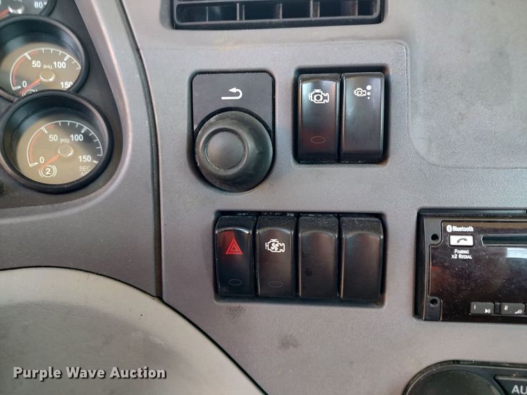 image for item LU9114 2016 Peterbilt 579  semi truck