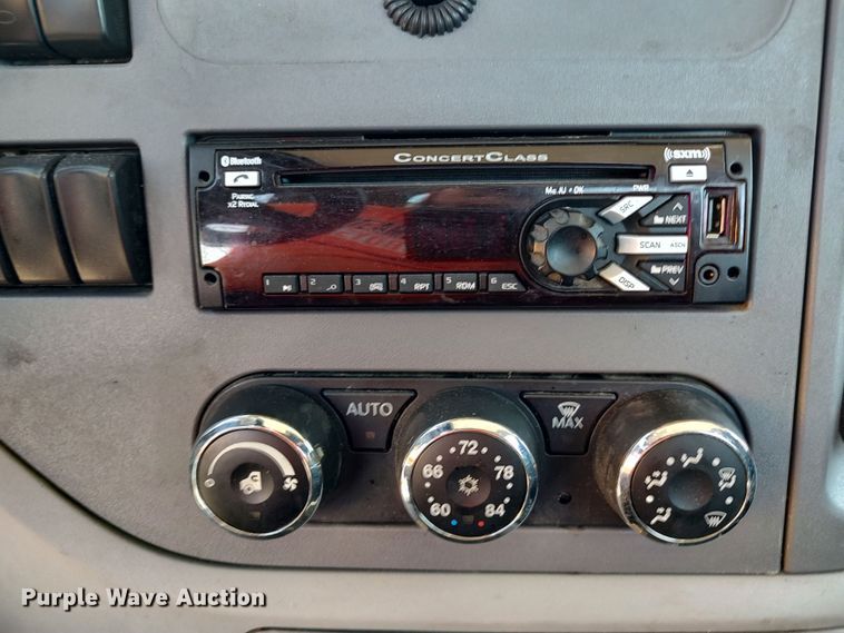 image for item LU9114 2016 Peterbilt 579  semi truck