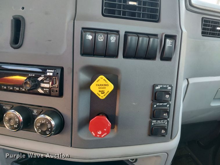 image for item LU9114 2016 Peterbilt 579  semi truck