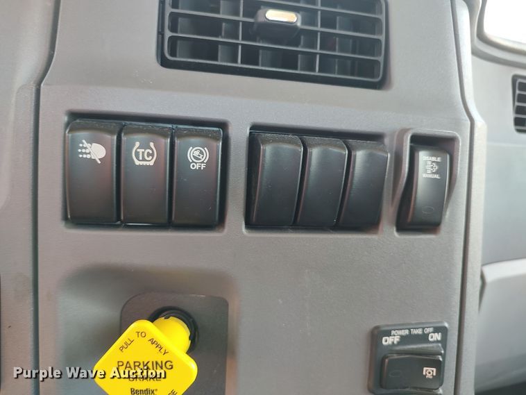 image for item LU9114 2016 Peterbilt 579  semi truck