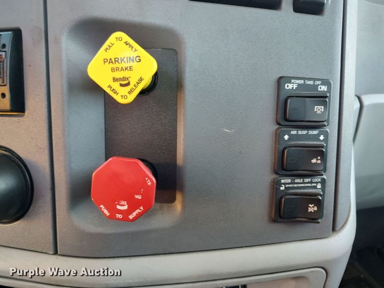 image for item LU9114 2016 Peterbilt 579  semi truck