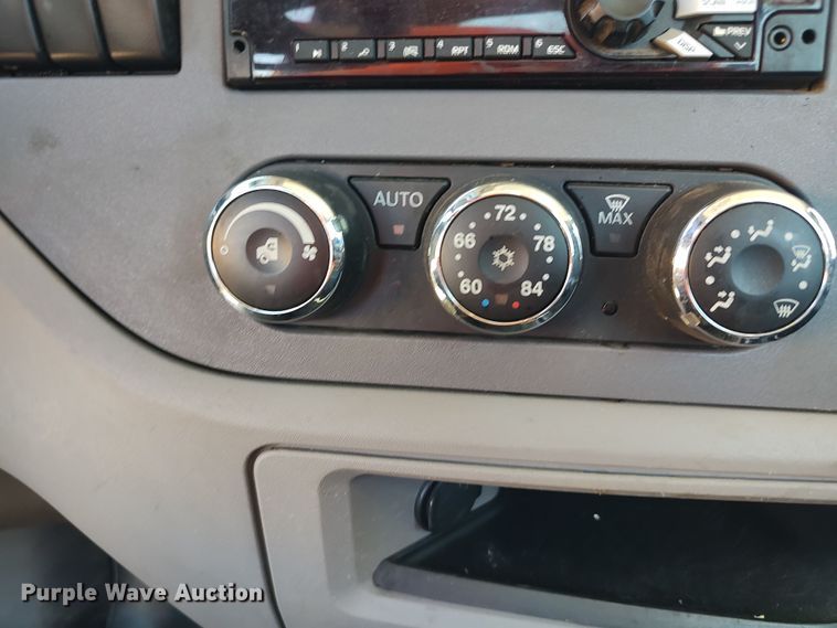 image for item LU9114 2016 Peterbilt 579  semi truck