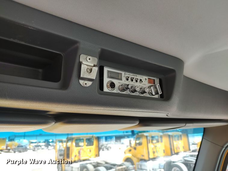 image for item LU9114 2016 Peterbilt 579  semi truck