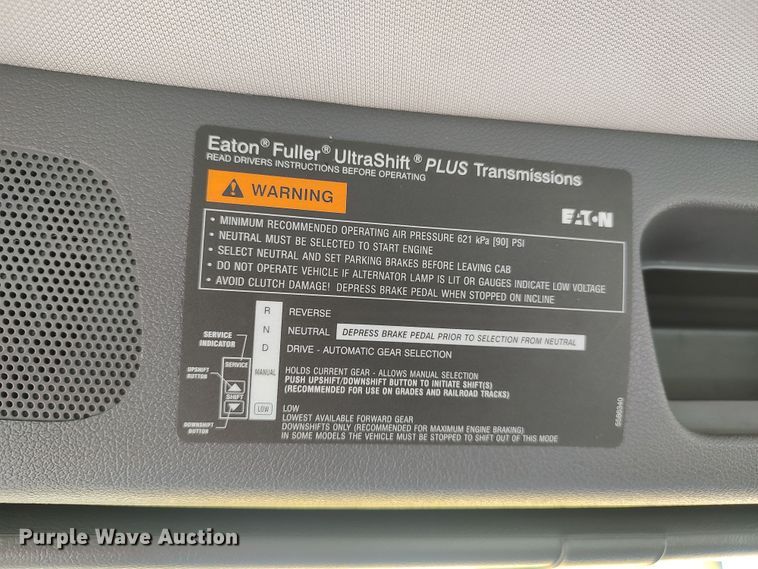 image for item LU9114 2016 Peterbilt 579  semi truck