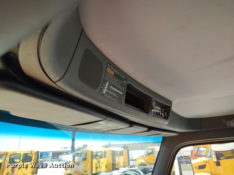 image for item LU9114 2016 Peterbilt 579  semi truck