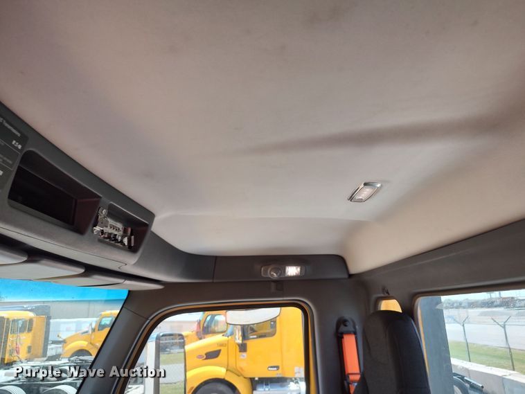 image for item LU9114 2016 Peterbilt 579  semi truck