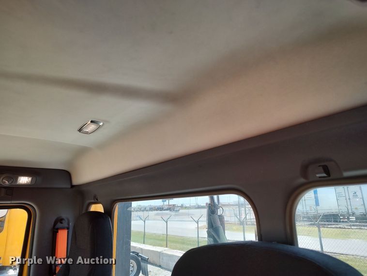 image for item LU9114 2016 Peterbilt 579  semi truck