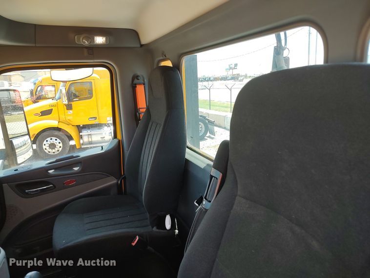 image for item LU9114 2016 Peterbilt 579  semi truck