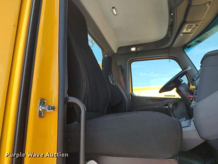 image for item LU9114 2016 Peterbilt 579  semi truck