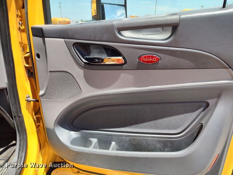 image for item LU9114 2016 Peterbilt 579  semi truck