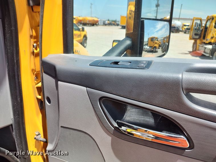 image for item LU9114 2016 Peterbilt 579  semi truck