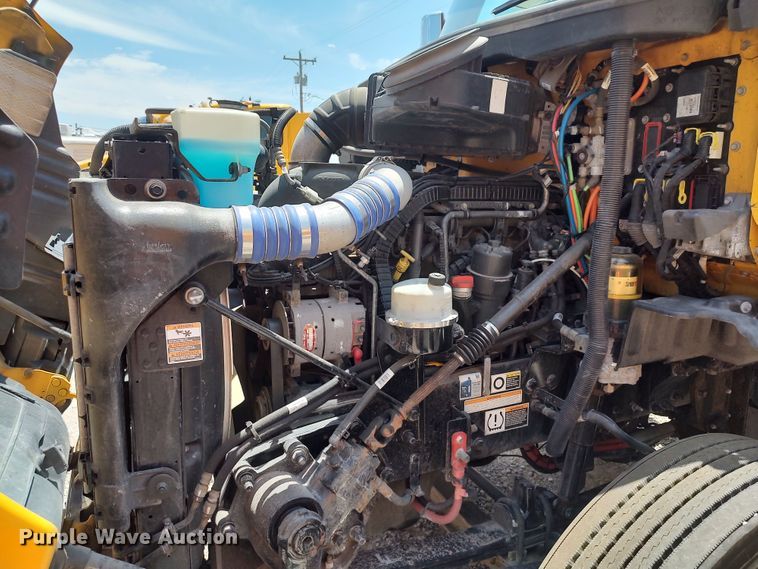 image for item LU9114 2016 Peterbilt 579  semi truck