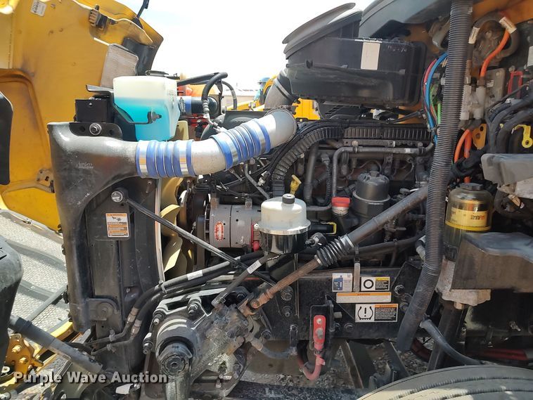 image for item LU9114 2016 Peterbilt 579  semi truck