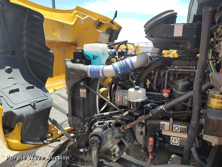 image for item LU9114 2016 Peterbilt 579  semi truck