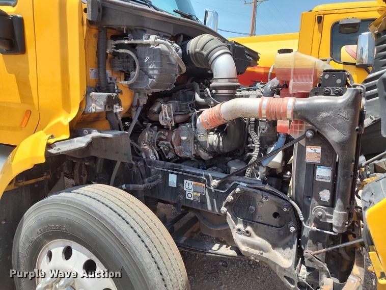 image for item LU9114 2016 Peterbilt 579  semi truck