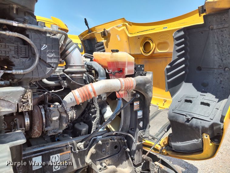 image for item LU9114 2016 Peterbilt 579  semi truck